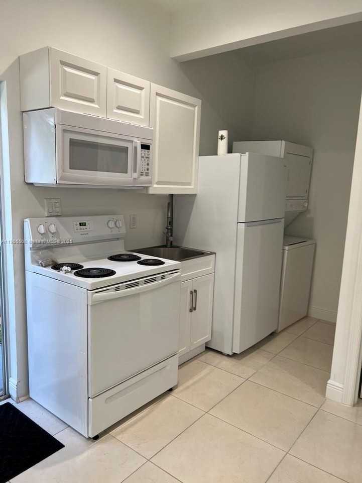 1533 W 26th Ct #1B - Photo 4 of 4