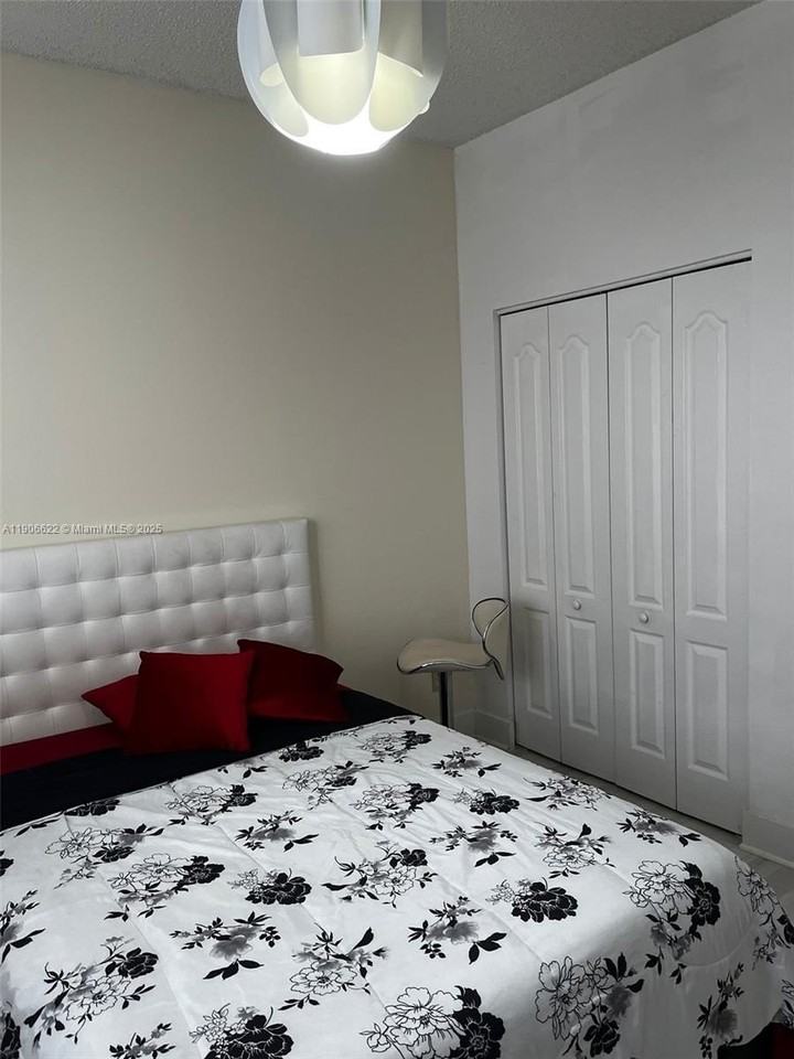 19353 Sw 60th Ct #19353 - Photo 6 of 12