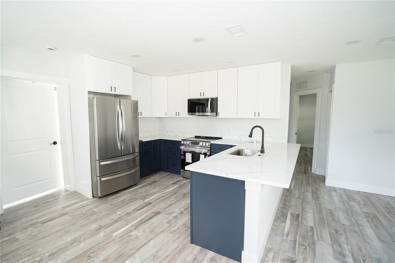 5817 Dartmouth Avenue North - Photo 2 of 33