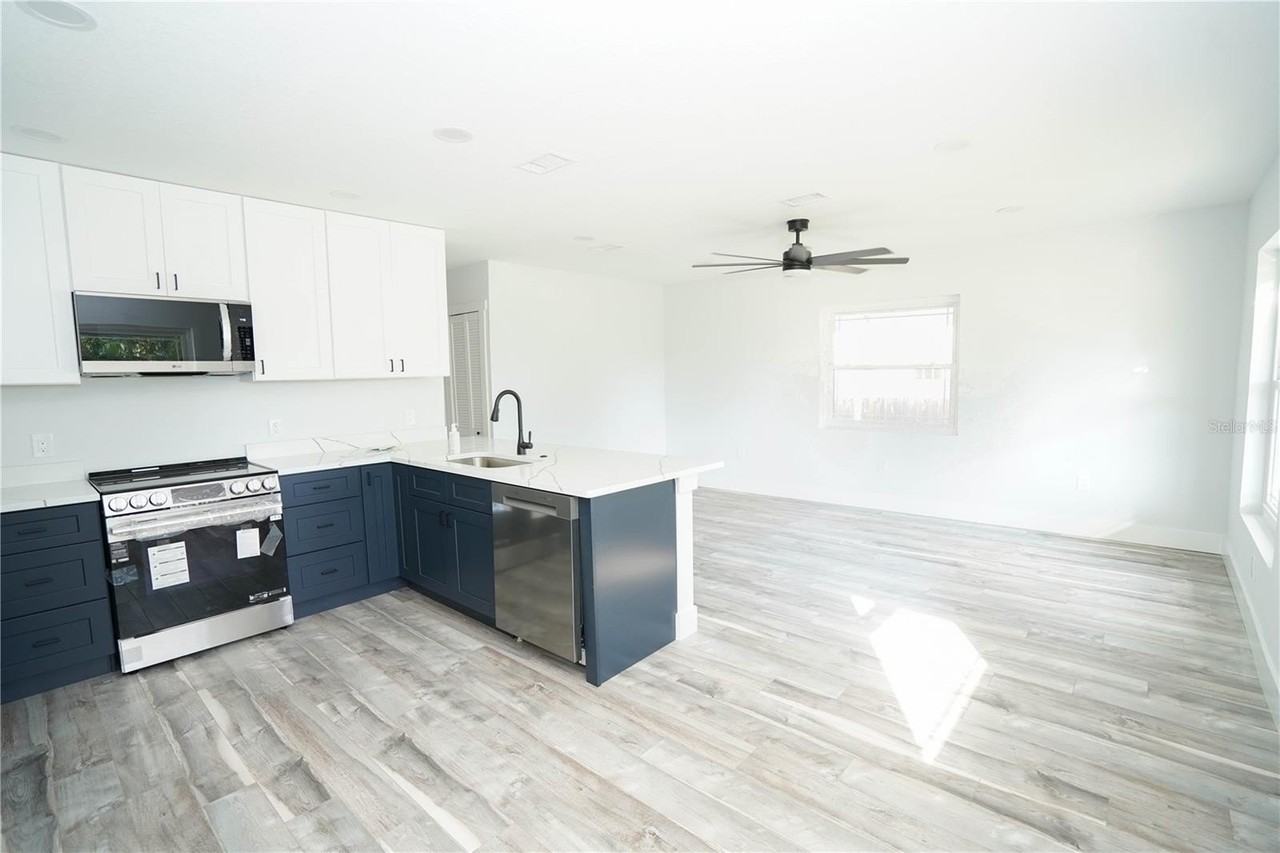 5817 Dartmouth Avenue North - Photo 4 of 33