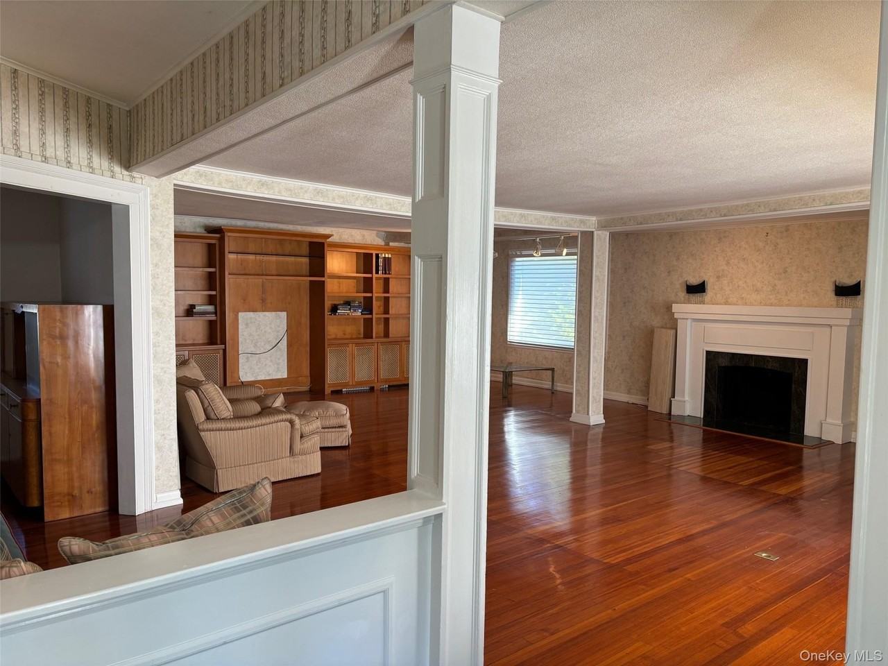 185 S Country Rd - Photo 3 of 47