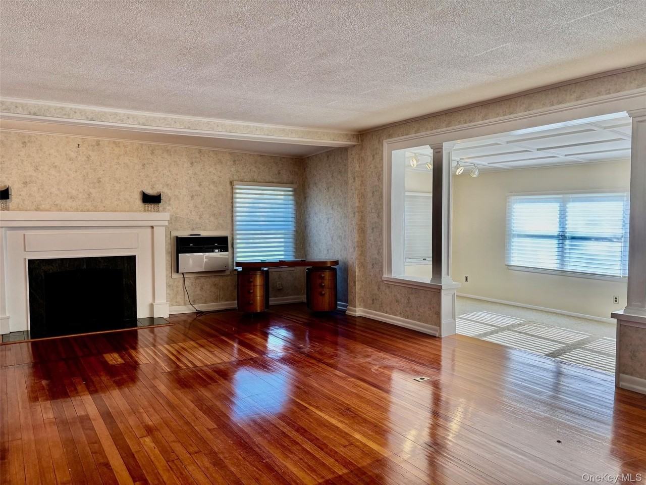 185 S Country Rd - Photo 6 of 47