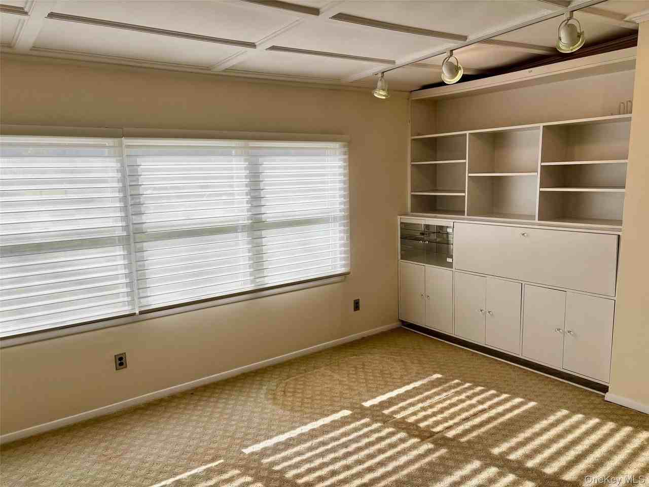 185 S Country Rd - Photo 7 of 47