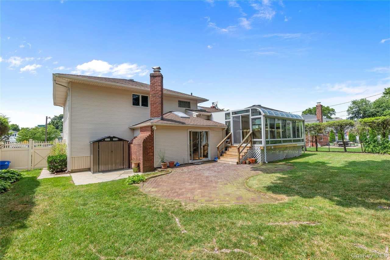 78 Debora Dr - Photo 3 of 8