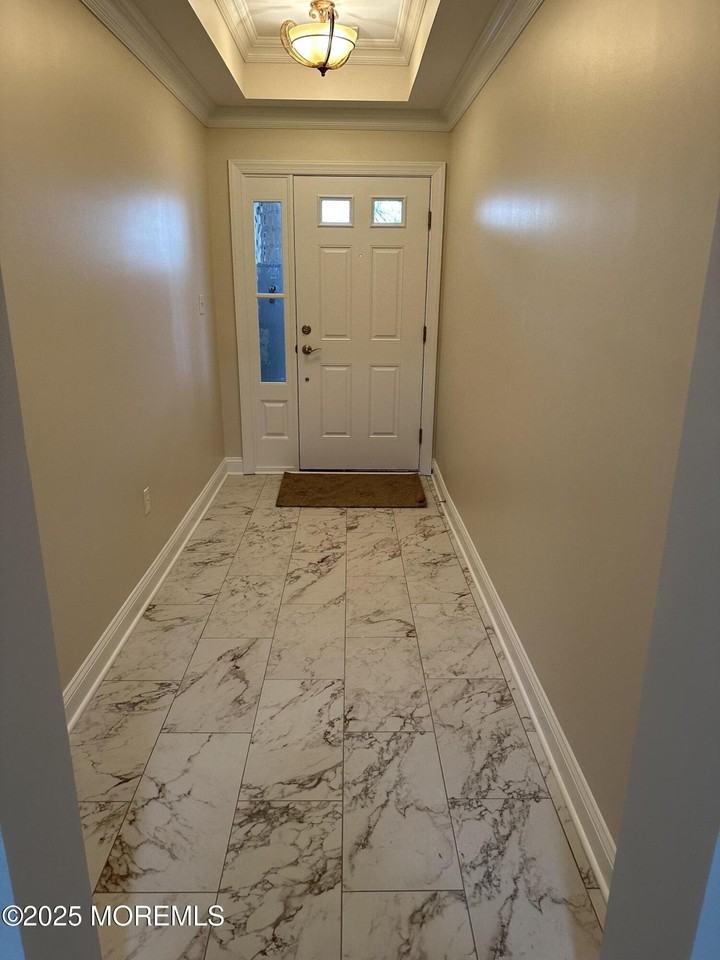 1006 Abby Rd - Photo 4 of 36