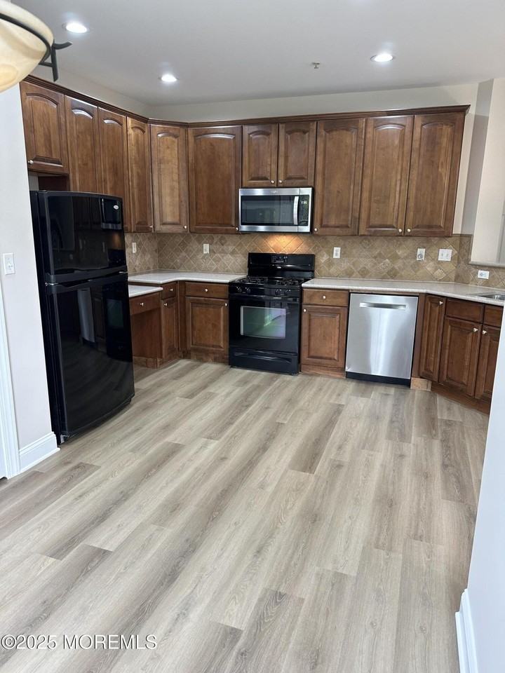 1006 Abby Rd - Photo 5 of 36