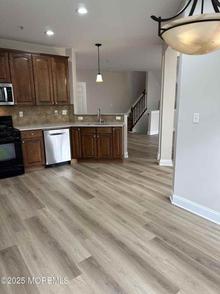 1006 Abby Rd - Photo 6 of 36