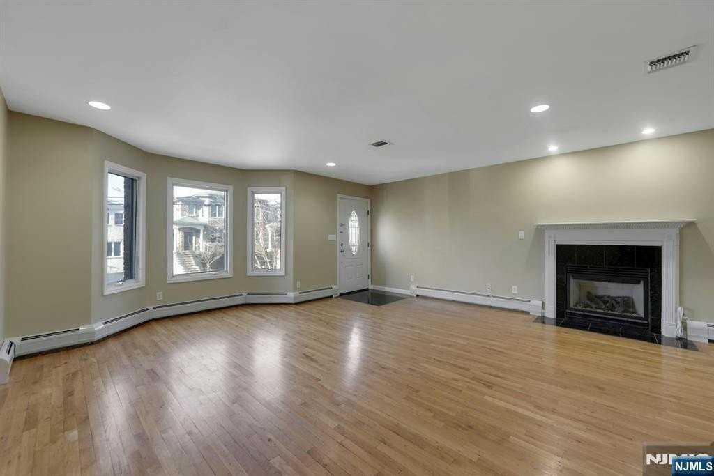 530 1st St - Photo 4 of 23