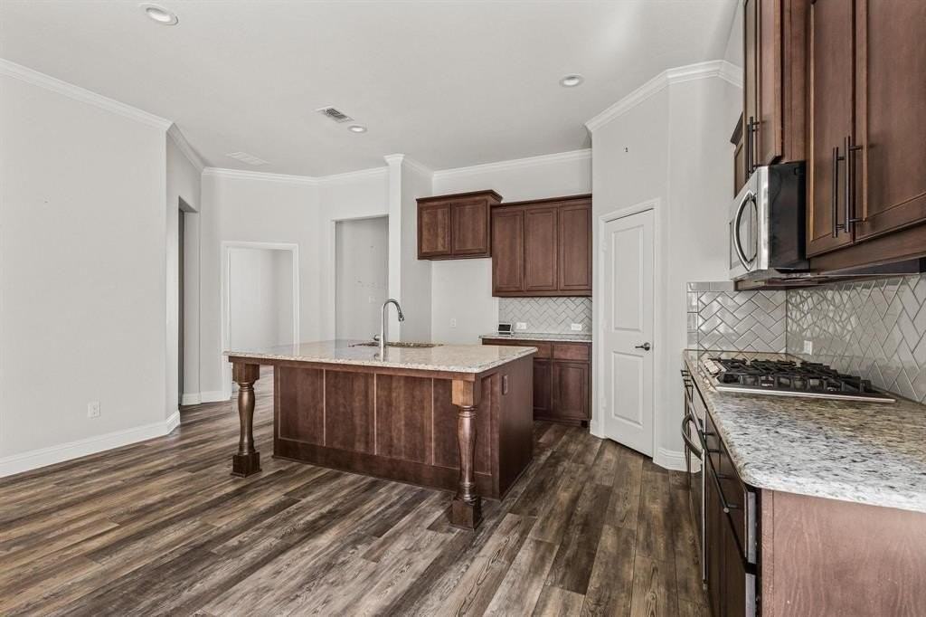 705 Boardwalk Way - Photo 6 of 33