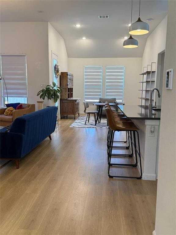 1122 Silverthorn Trl - Photo 6 of 19