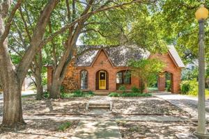 featured image of 2711 Greene Ave