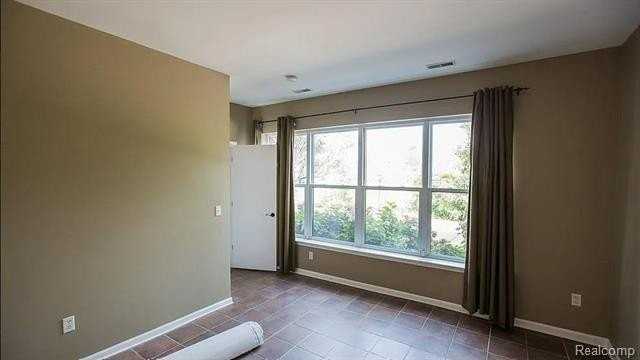 76 W Bethune St - Photo 5 of 18