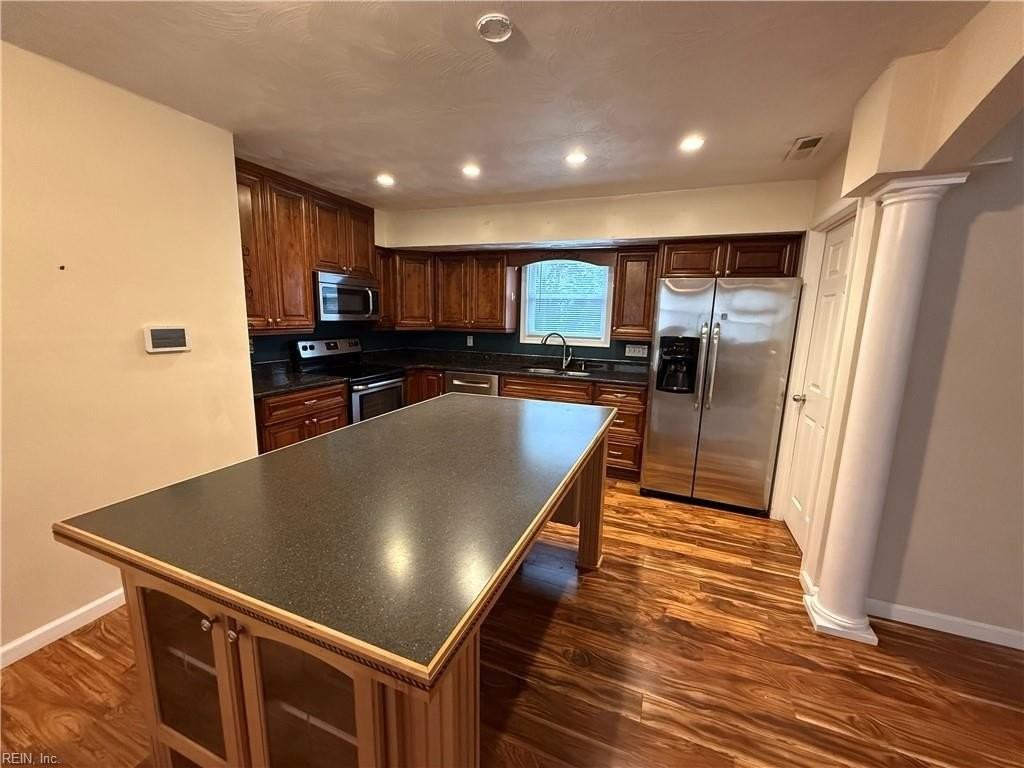 721 Farnham Ln - Photo 3 of 9