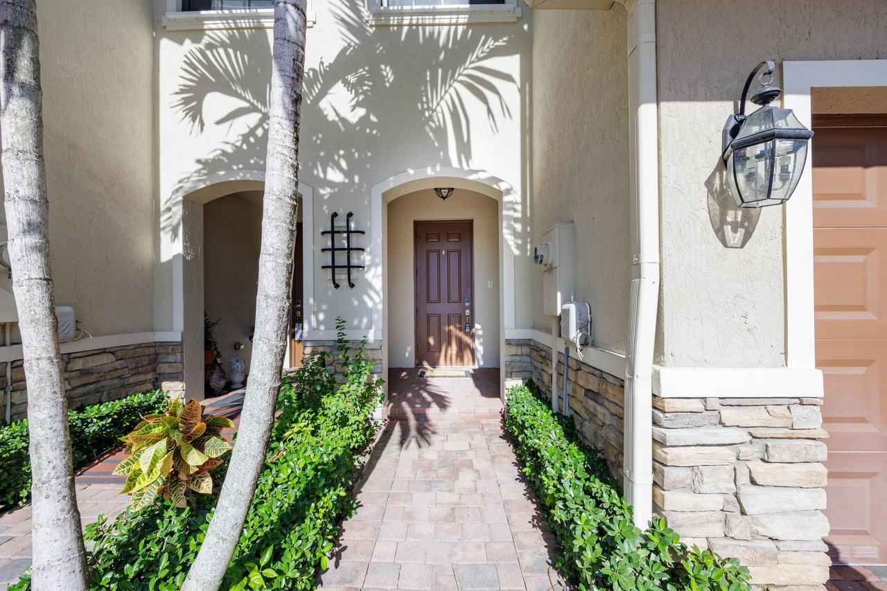 5636 Nw 58th Ln - Photo 2 of 48