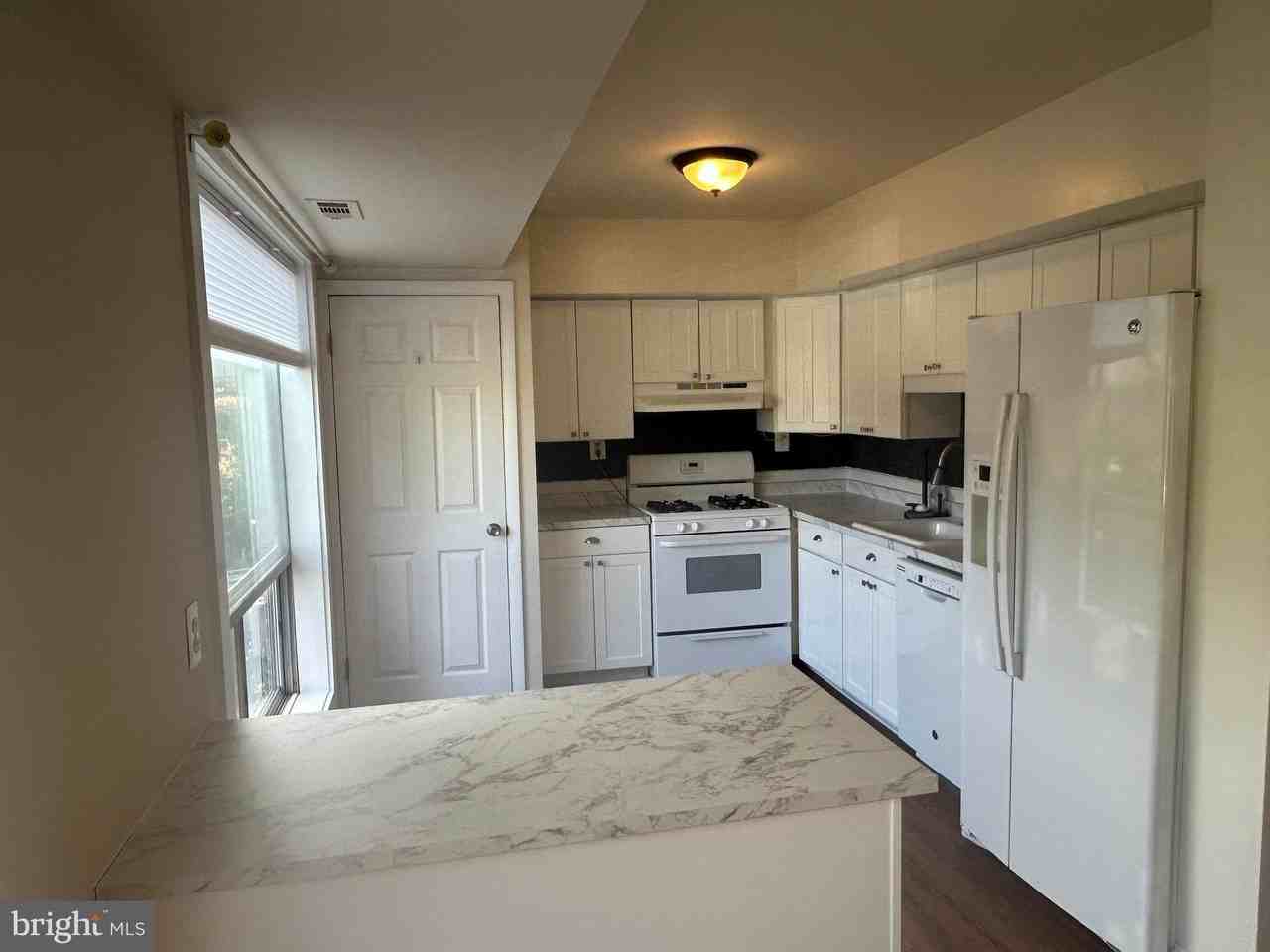 10142 Fair Woods Dr - Photo 4 of 17