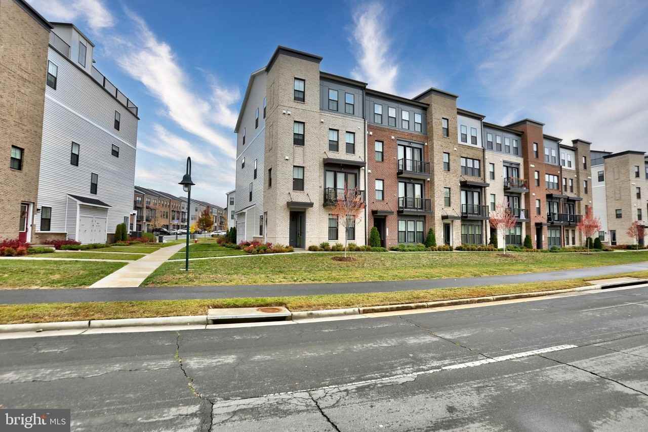 43330 Farringdon Sq - Photo 3 of 33