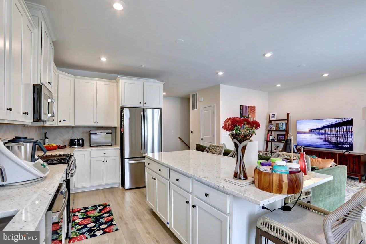 43330 Farringdon Sq - Photo 5 of 33