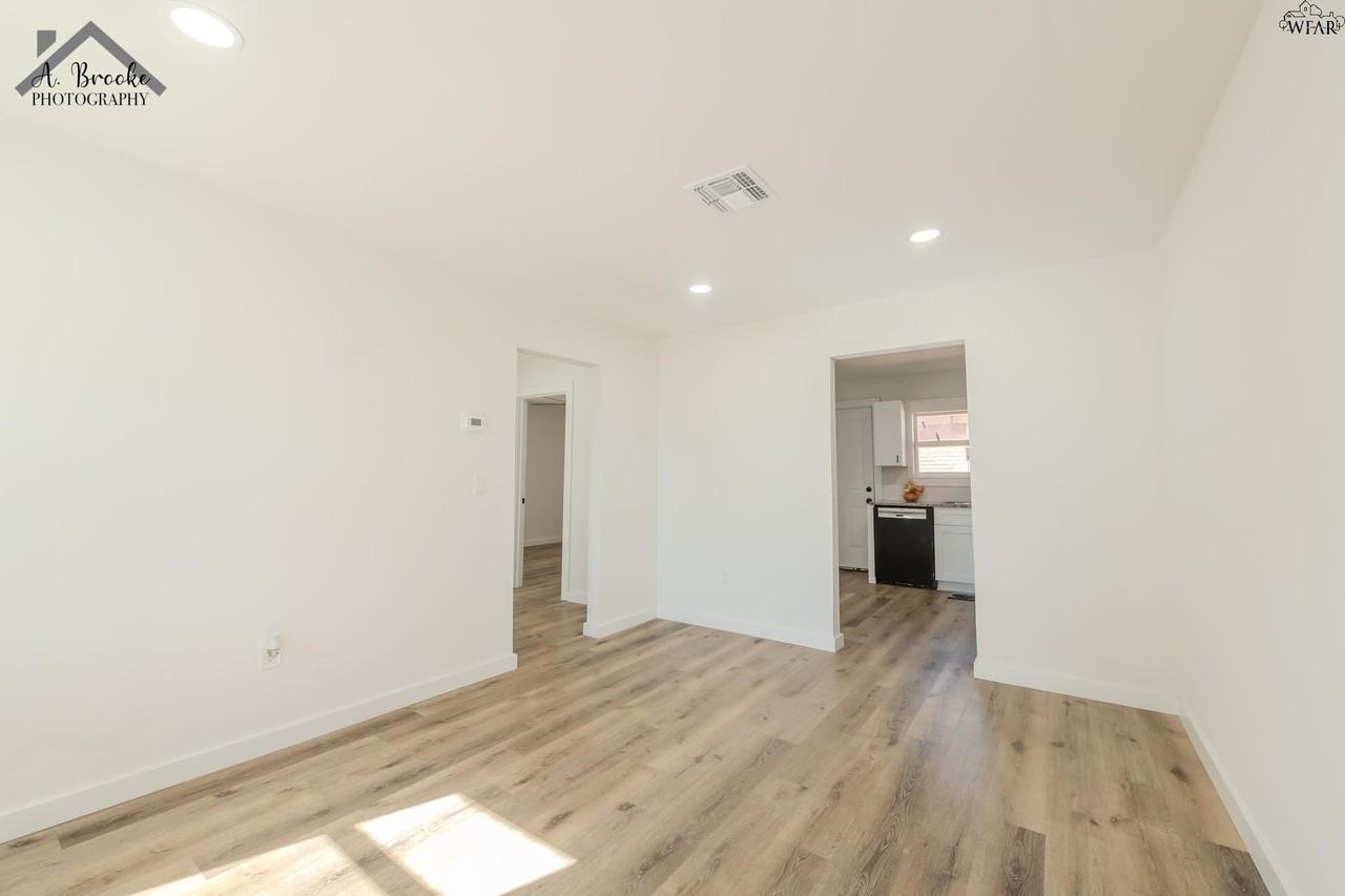 103 Margaret St - Photo 3 of 24