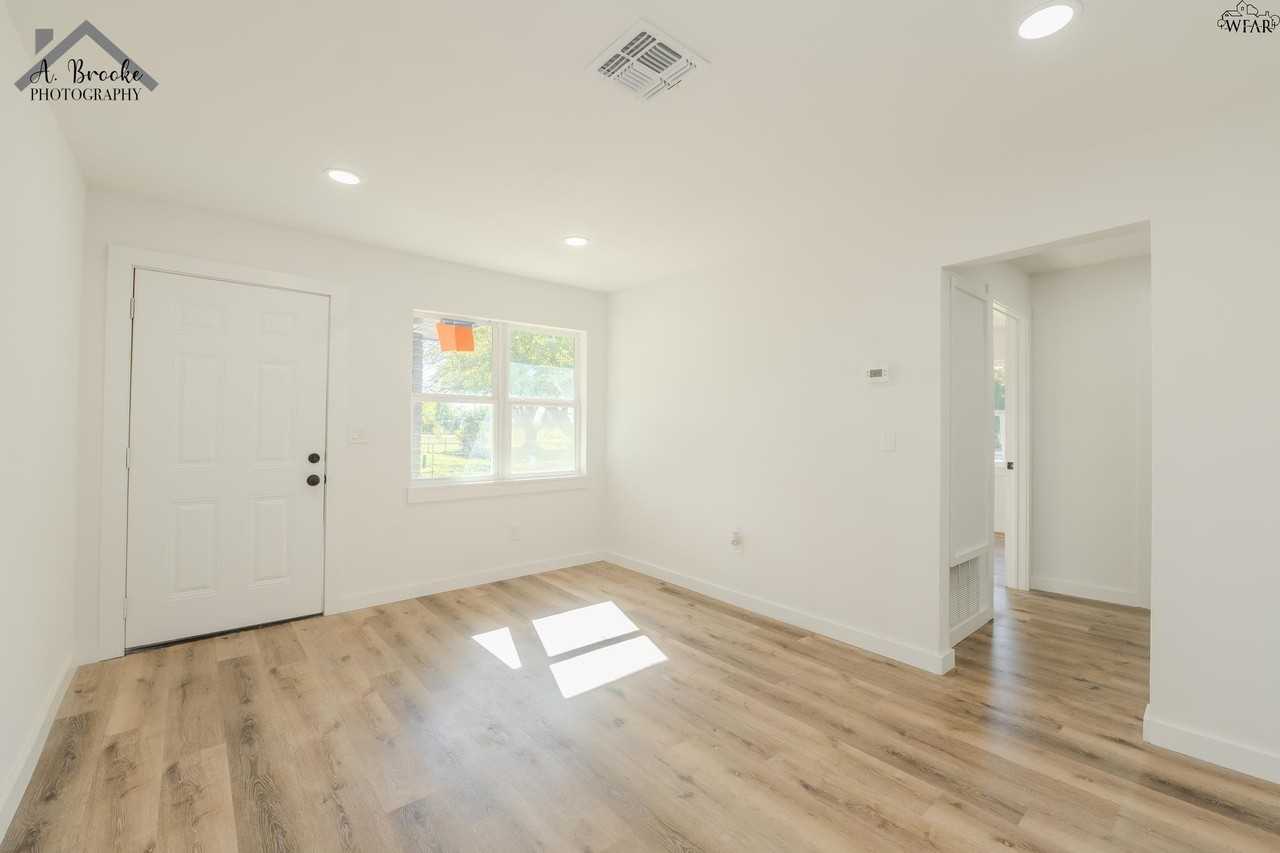 103 Margaret St - Photo 4 of 24