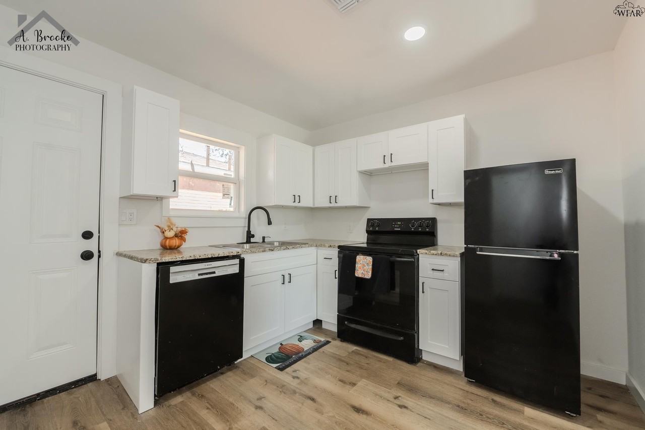 103 Margaret St - Photo 5 of 24