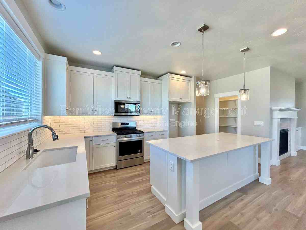 2090 N Banjo Ct - Photo 3 of 10