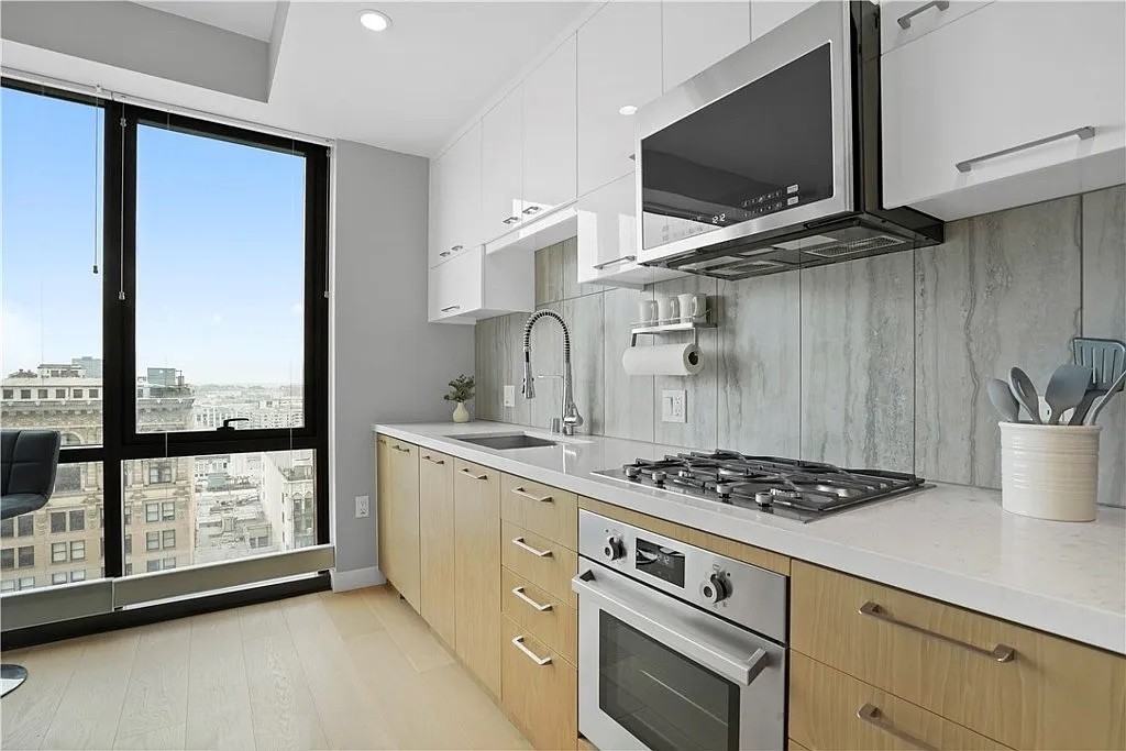 400 S Broadway - Photo 2 of 41