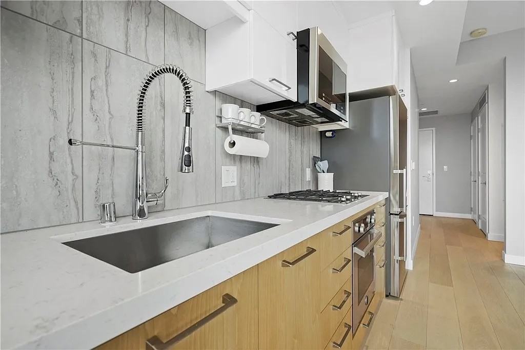 400 S Broadway - Photo 3 of 41