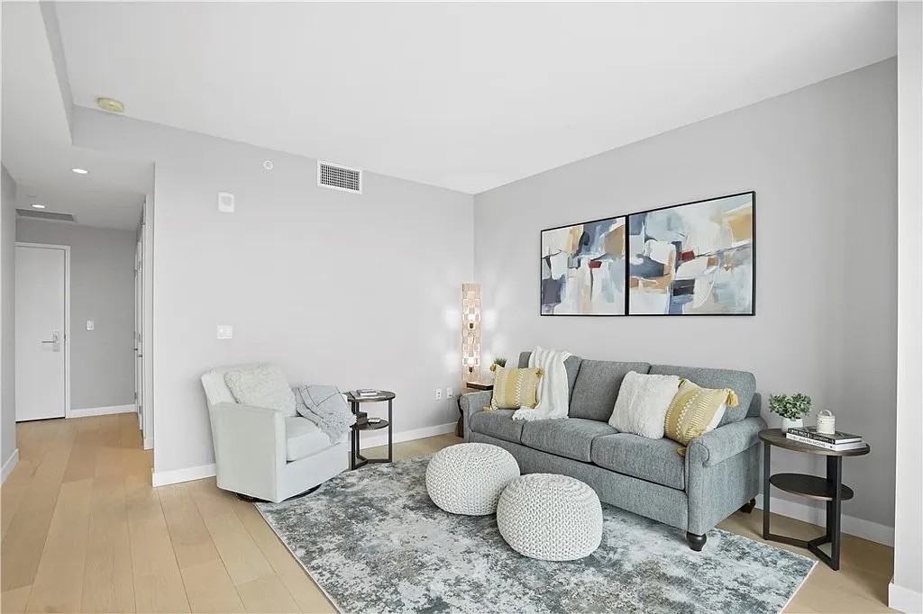 400 S Broadway - Photo 5 of 41