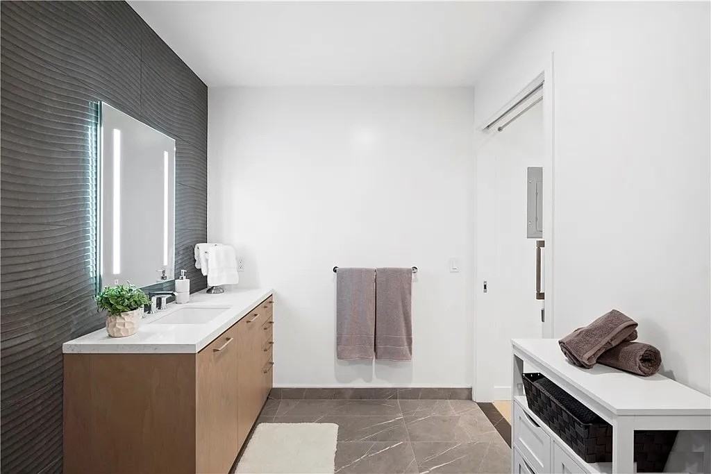 400 S Broadway - Photo 7 of 41