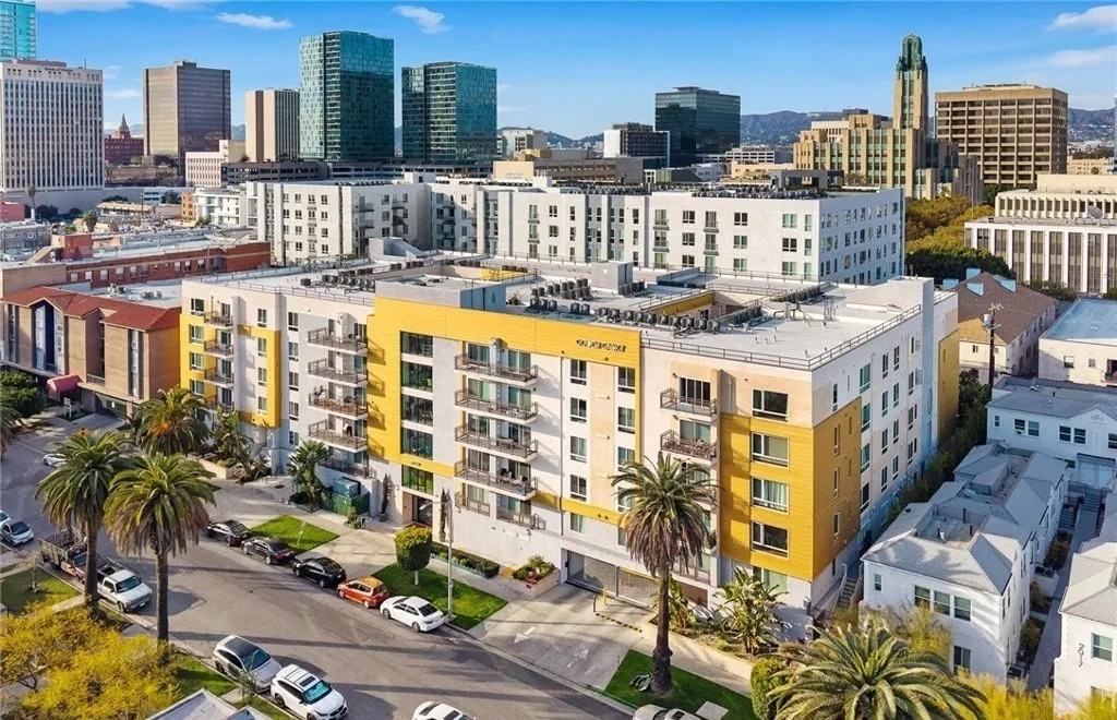 2939 Leeward Ave - Photo 2 of 40