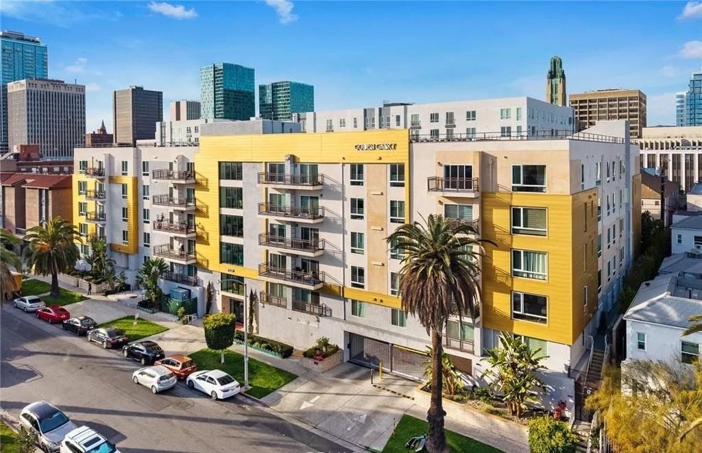 2939 Leeward Ave - Photo 3 of 40