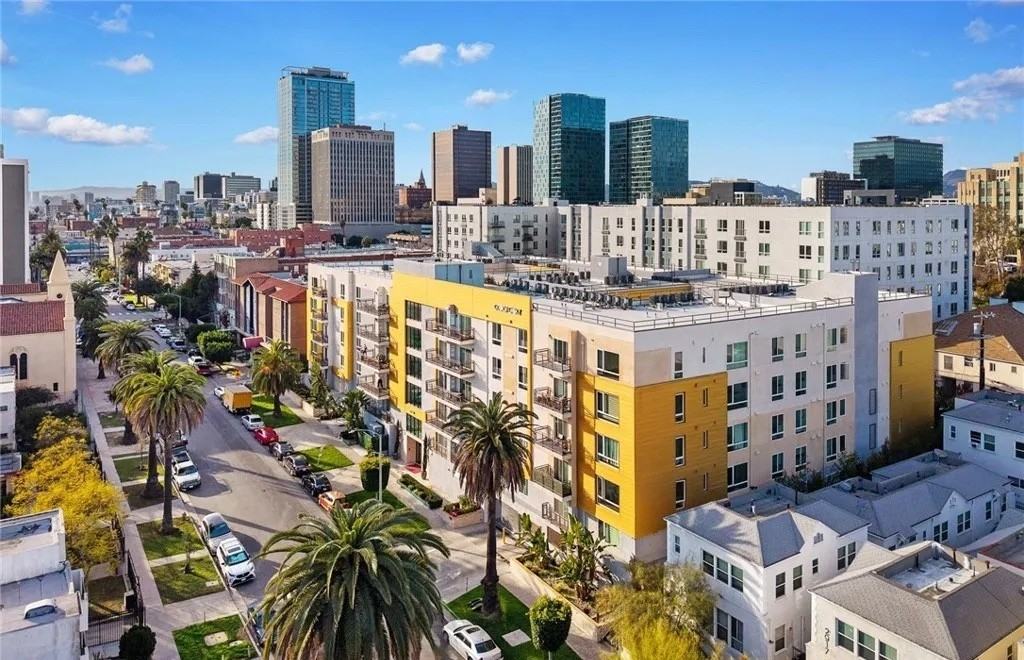 2939 Leeward Ave - Photo 4 of 40