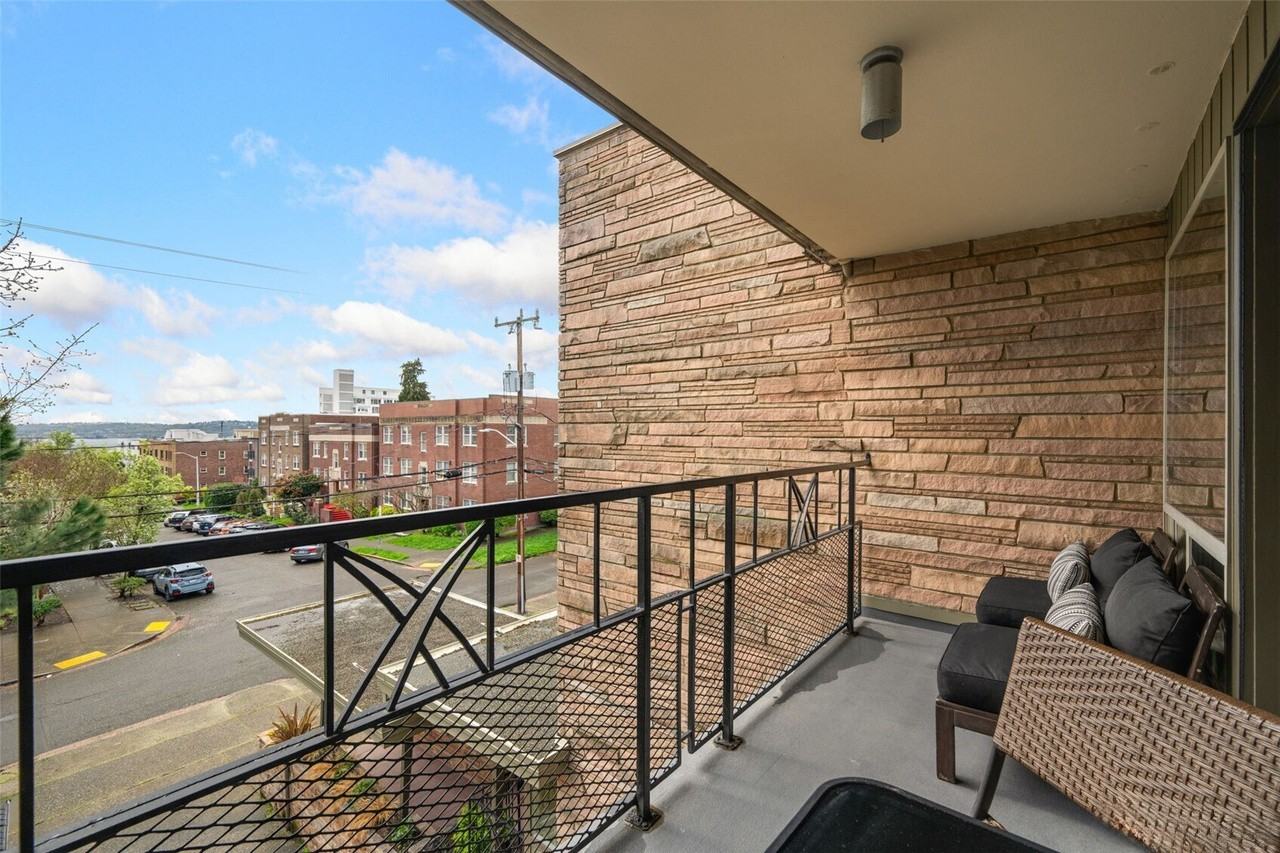 330 W Roy St - Photo 2 of 10