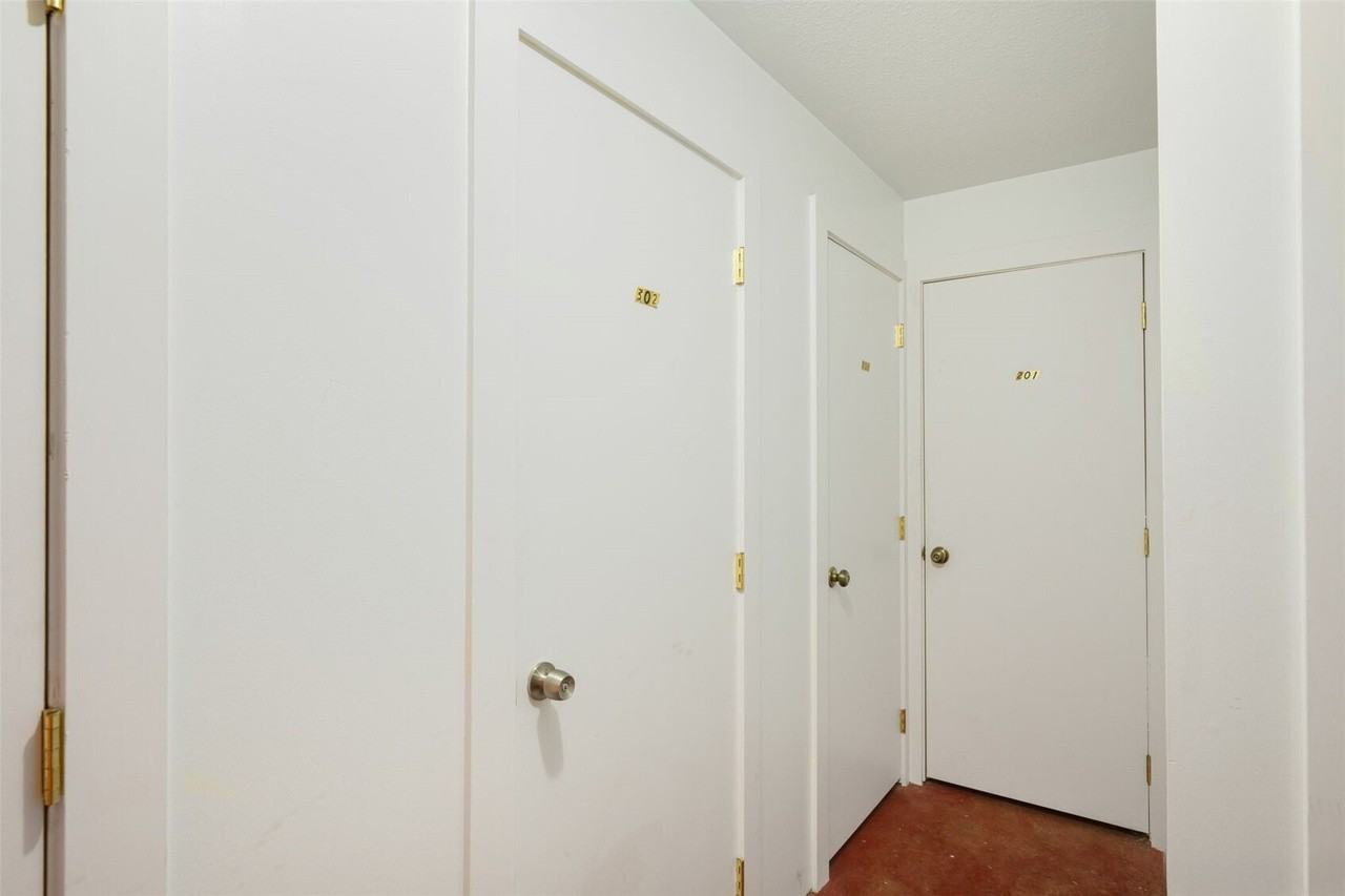 330 W Roy St - Photo 3 of 10