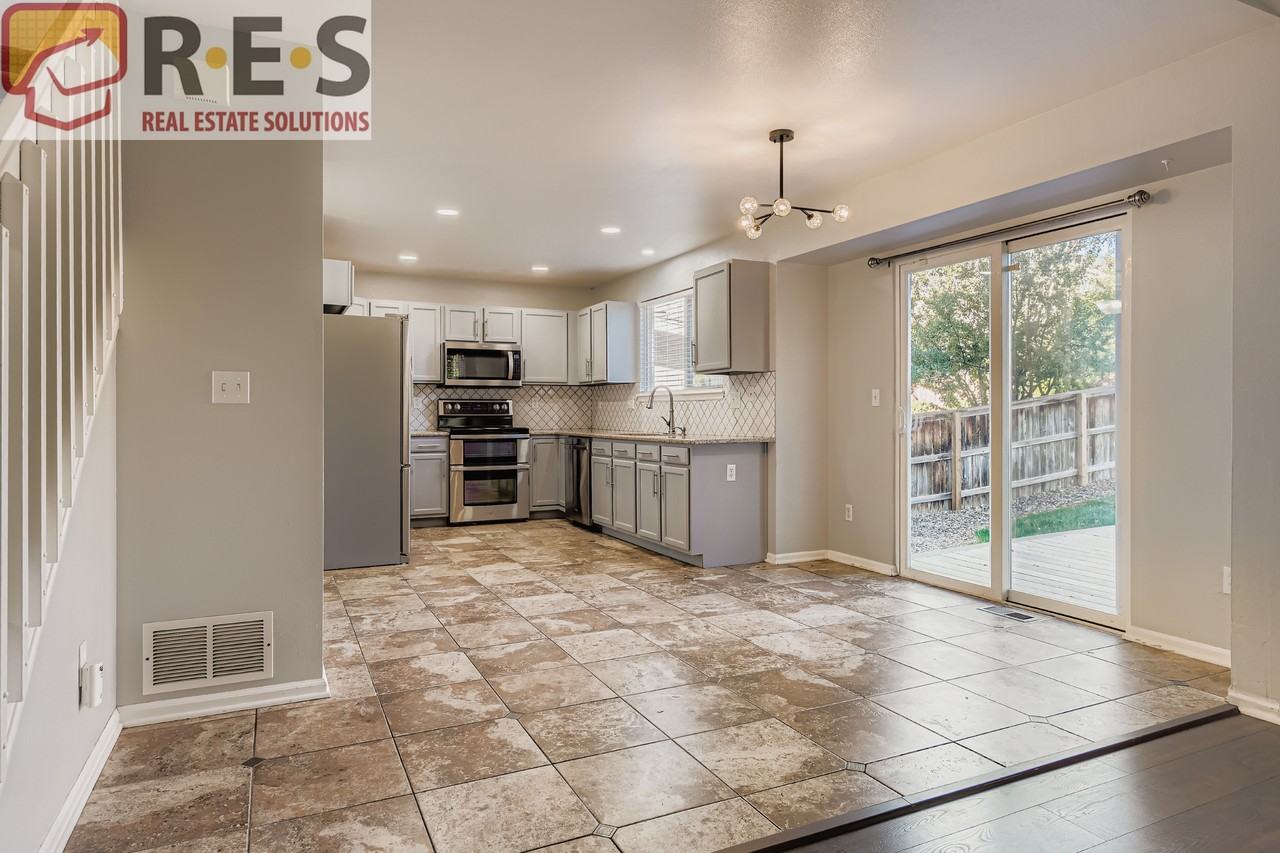 4927 Tarcoola Ln - Photo 3 of 19