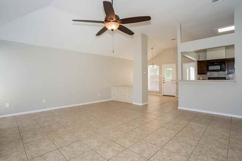 19523 Lake Hollow Ln - Photo 3 of 15