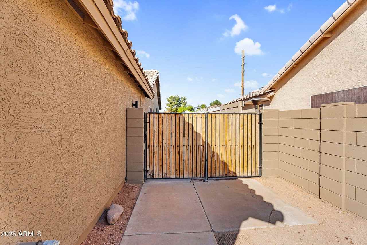 8406 West Dahlia Drive - Photo 3 of 44