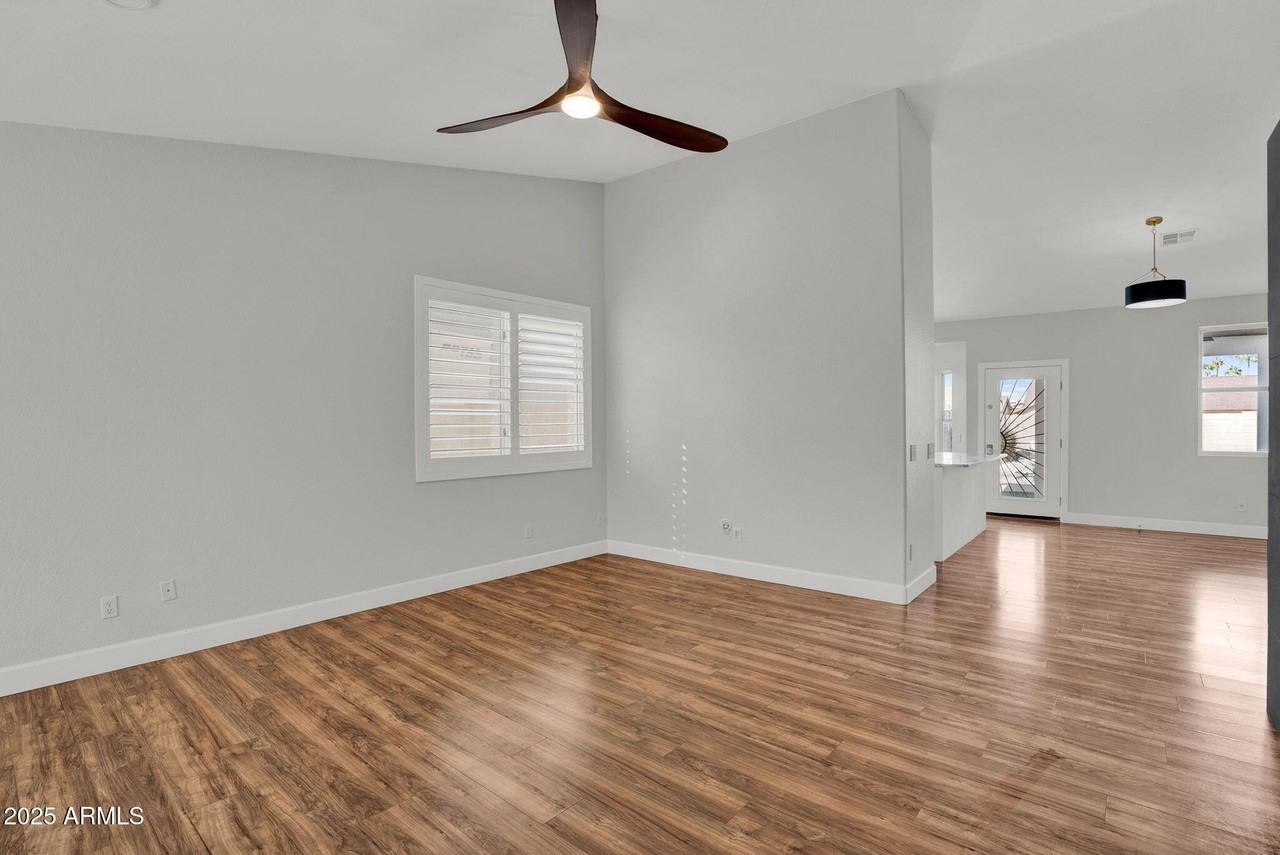 8406 West Dahlia Drive - Photo 4 of 44