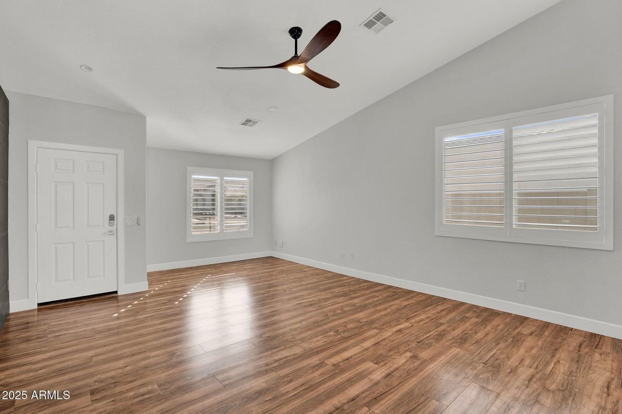 8406 West Dahlia Drive - Photo 7 of 44