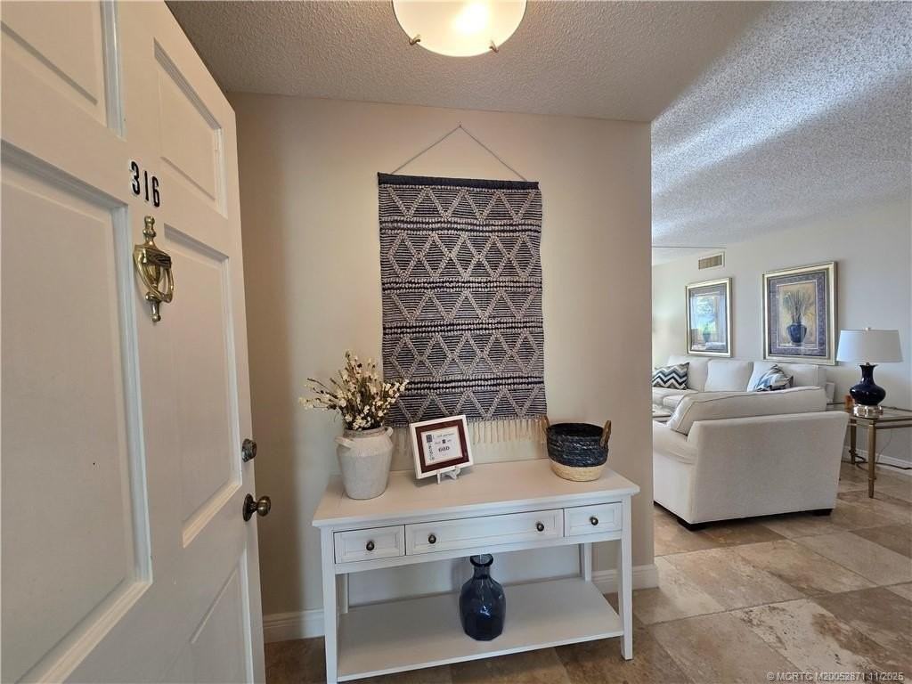 316 Ne Edgewater Dr - Photo 4 of 31