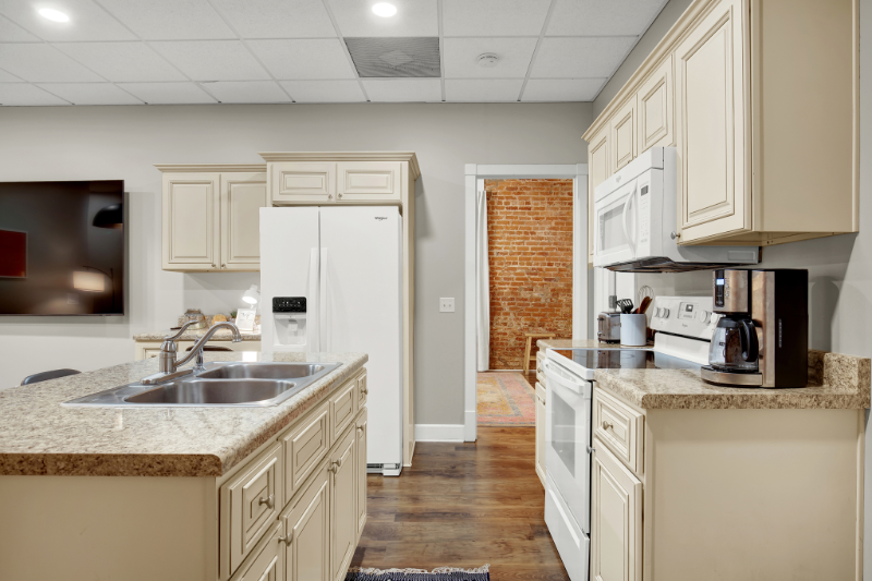 210 E Waldburg St #A - Photo 5 of 13