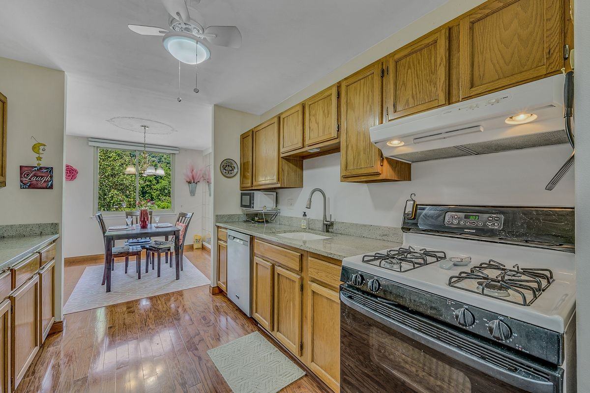 1112 Summit Pointe - Photo 3 of 30