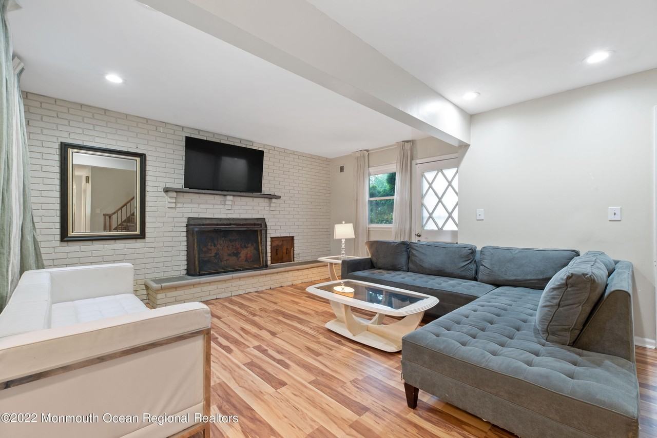 2 Karen Ct - Photo 7 of 24