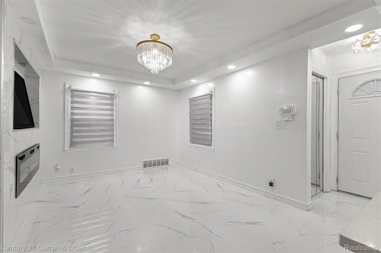 7841 Barrie St - Photo 3 of 35