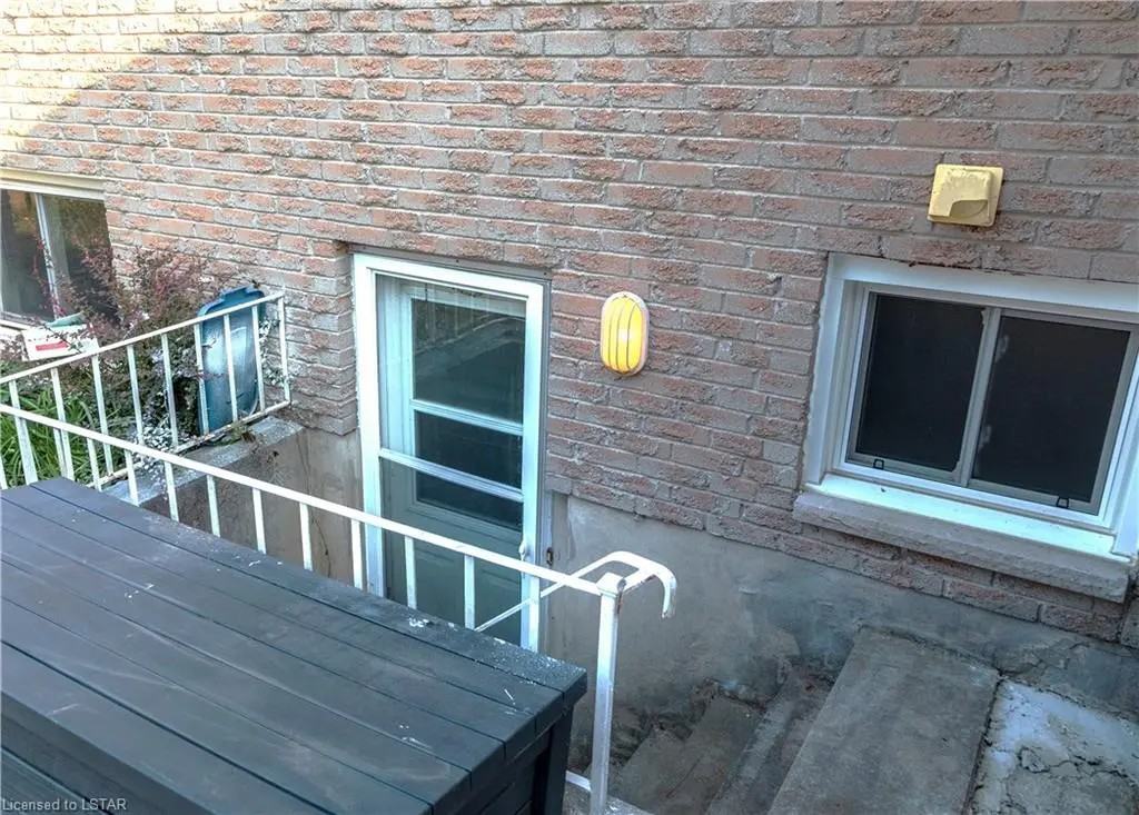 127 Saint Clair Crescent - Photo 2 of 7