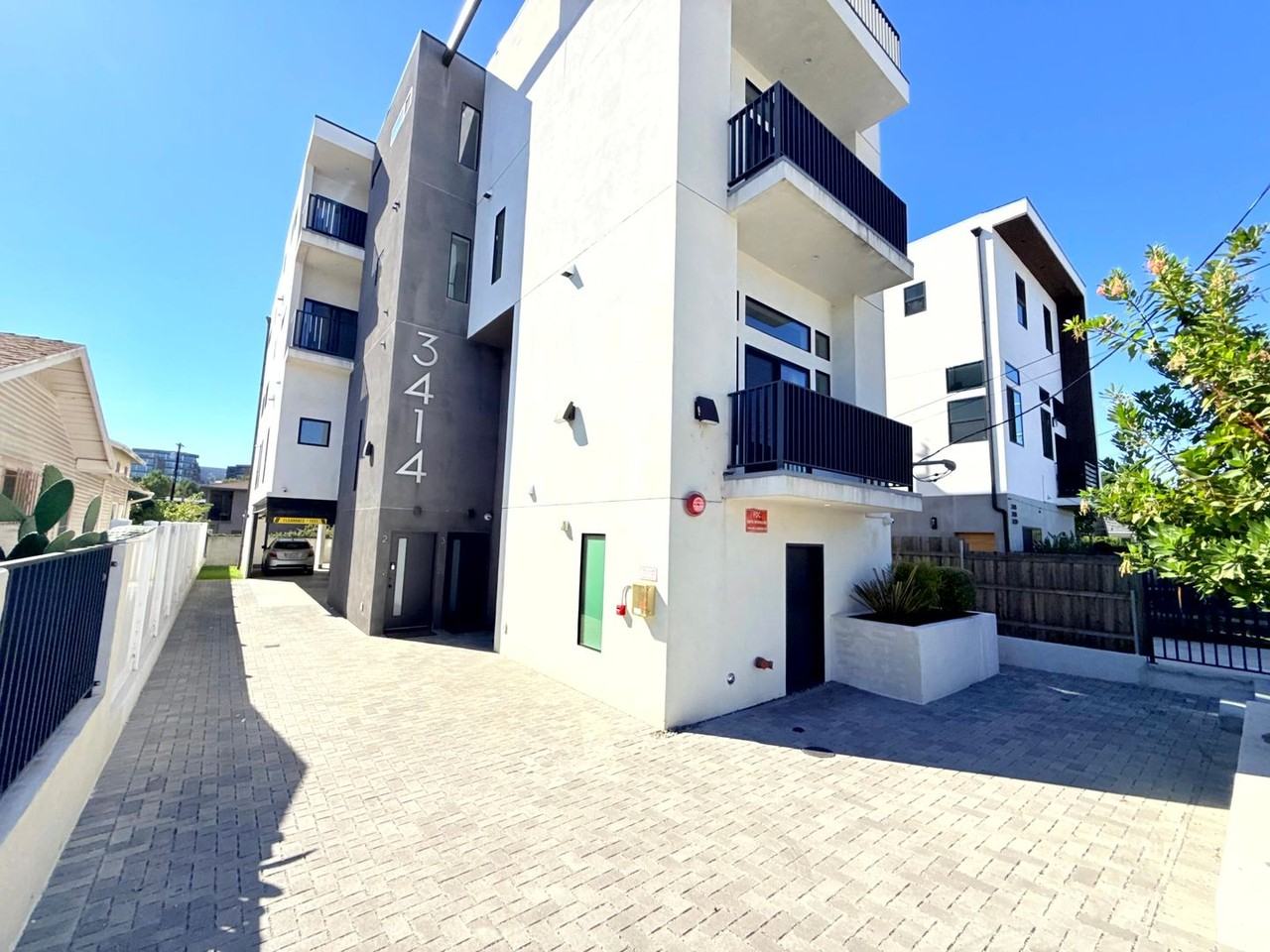 Beautiful Modern Luxury 4 Story Townhome - Photo 3 of 50