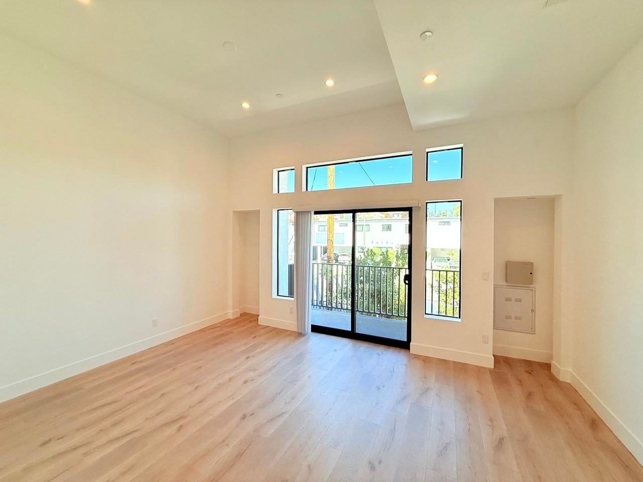 Beautiful Modern Luxury 4 Story Townhome - Photo 4 of 50