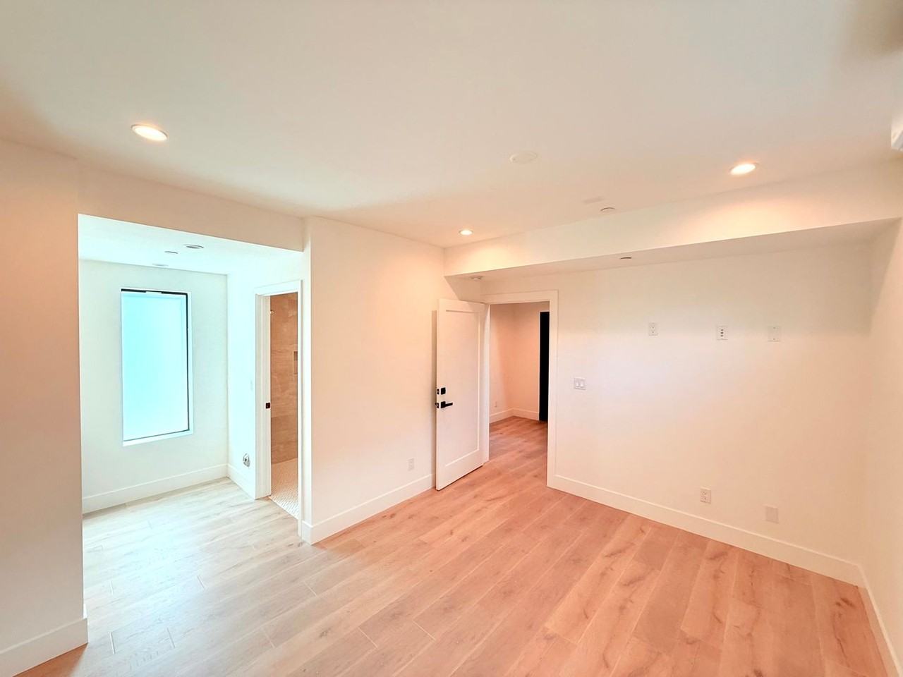 Beautiful Modern Luxury 4 Story Townhome - Photo 7 of 50