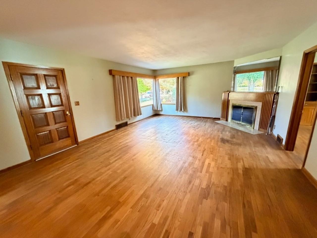 133 S Franklin Ave - Photo 3 of 31