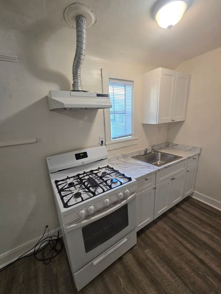 618 J Street - Photo 4 of 6